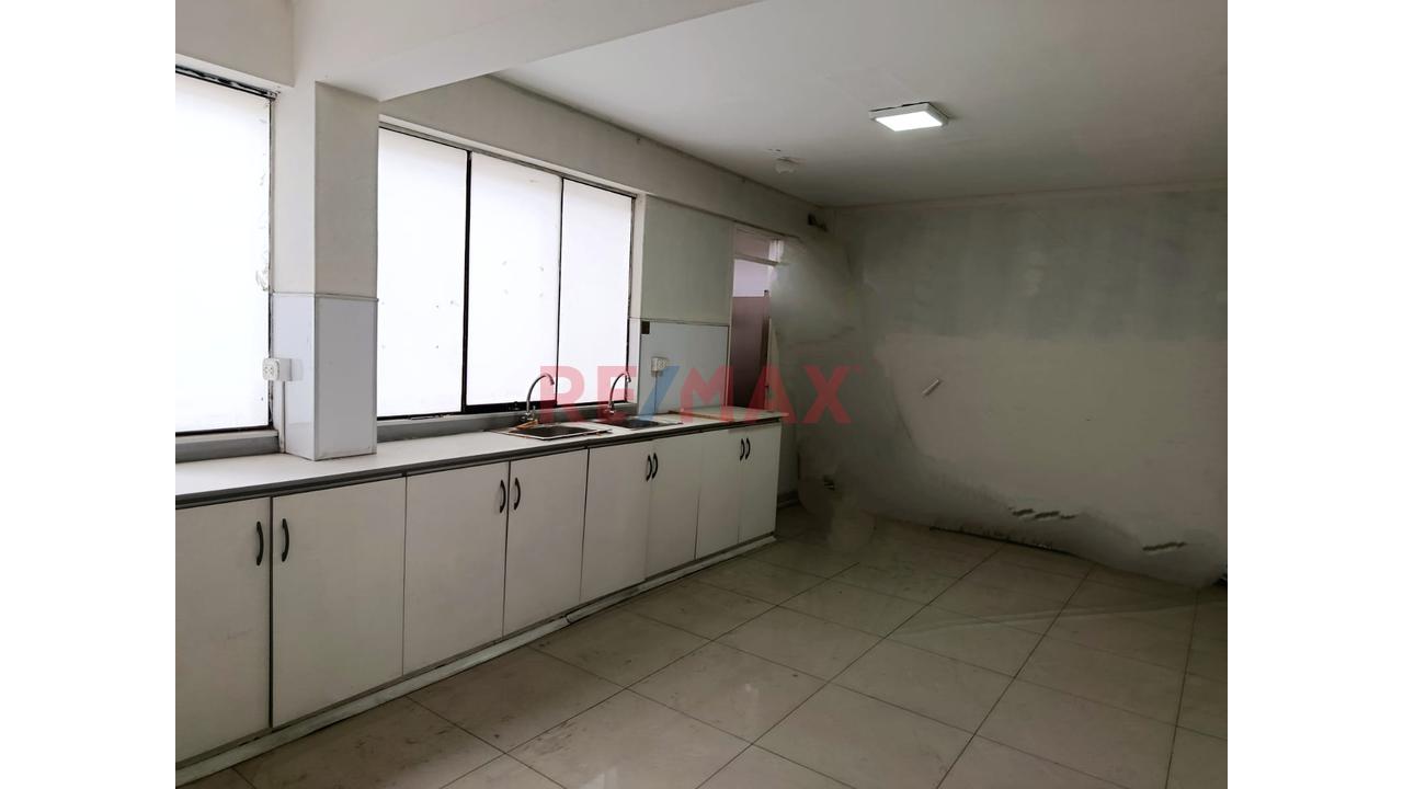 Venta De Local Comercial Con Una Excelente Ubicacion En Los Olivos - 12