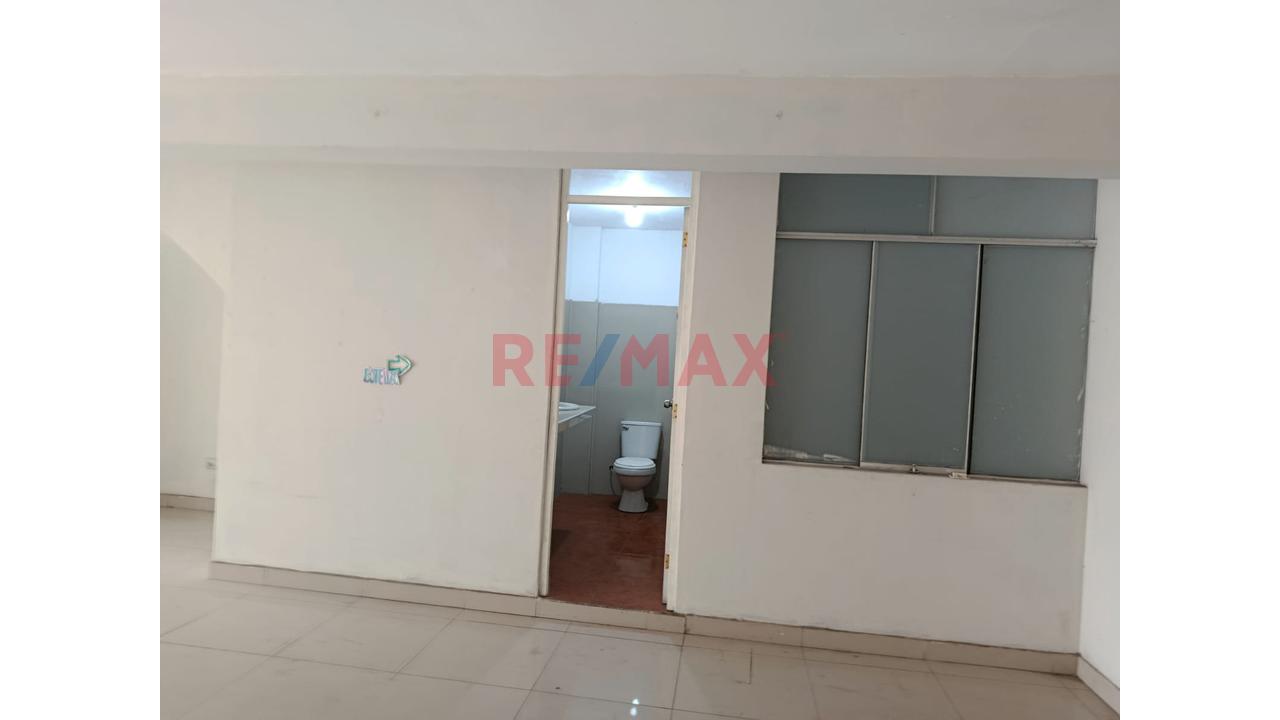 Venta De Local Comercial Con Una Excelente Ubicacion En Los Olivos - 13