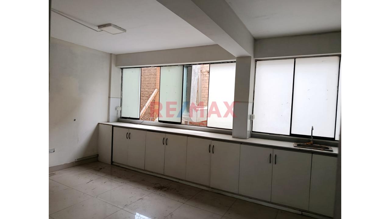 Venta De Local Comercial Con Una Excelente Ubicacion En Los Olivos - 11
