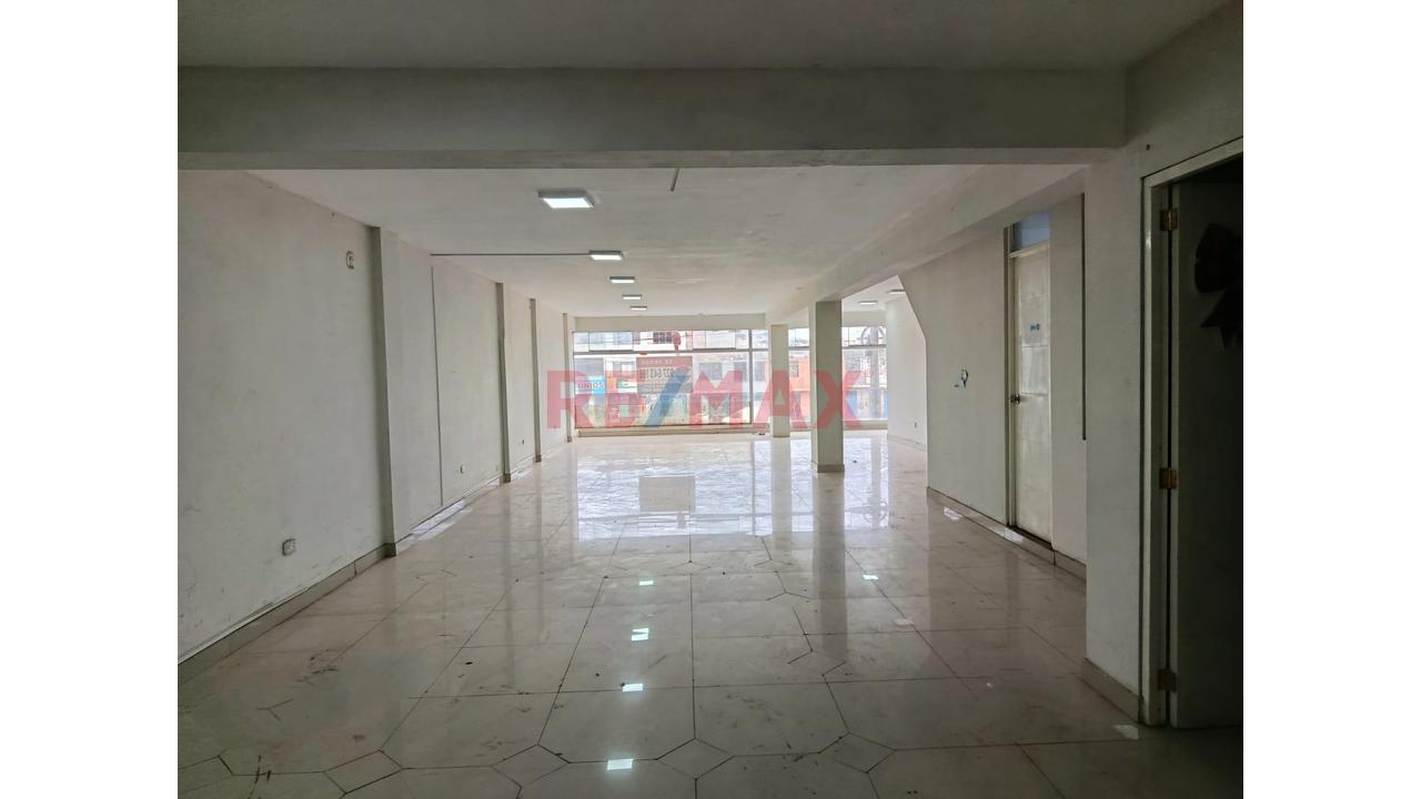 Venta De Local Comercial Con Una Excelente Ubicacion En Los Olivos - 14