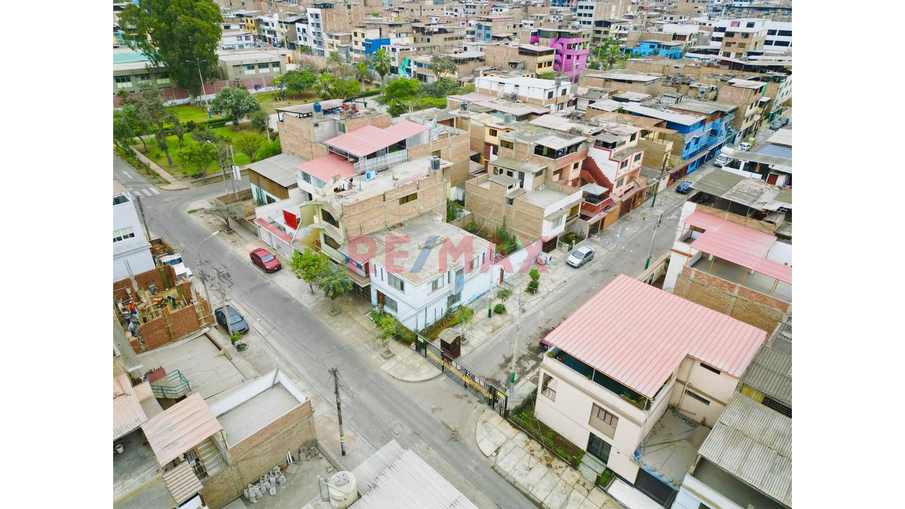 Venta De Casa Como Terreno En Esquina En San Juan De Miraflores Cerca Al Tren Y Cerca A Parque - 8