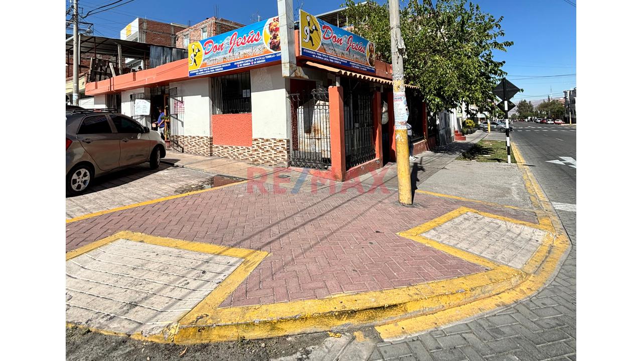 Local Comercial En Esquina - En Alquiler Cayma - 3