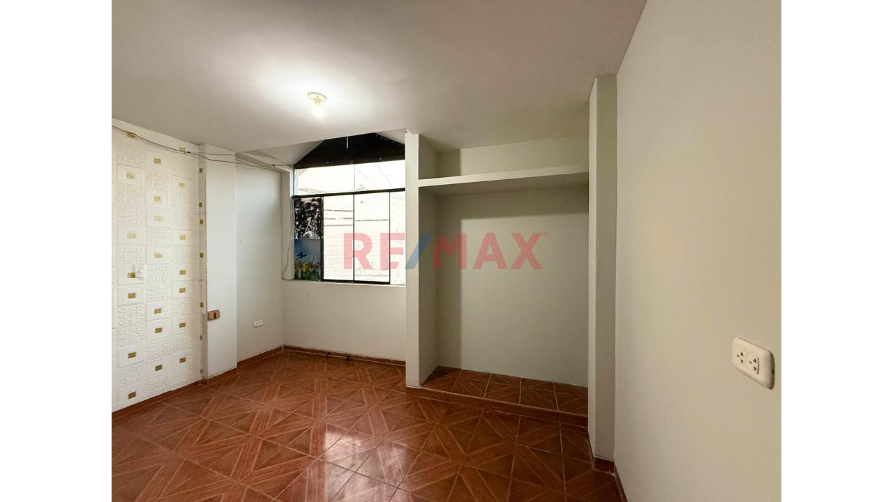 Venta Casa De 3 Pisos  – Urb. Alto Mochica - 5