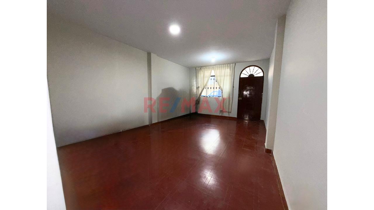 Venta Casa De 3 Pisos  – Urb. Alto Mochica - 2