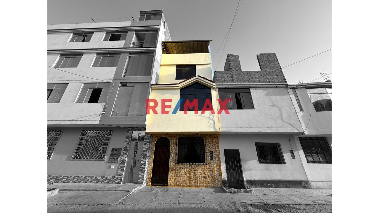 Venta Casa De 3 Pisos – Urb. Alto Mochica - 1