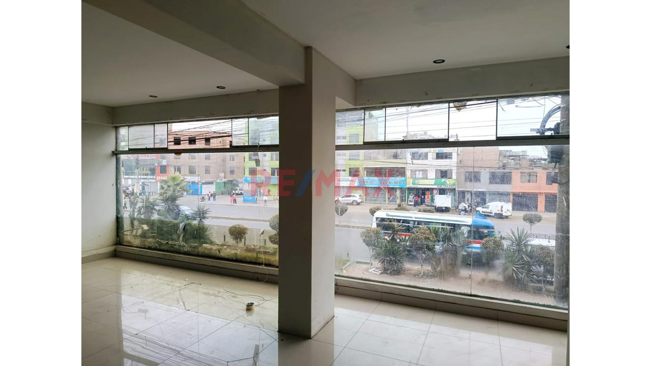 Venta De Local Comercial C0N Una Excelente Ubicacion En Los Olivos - 2