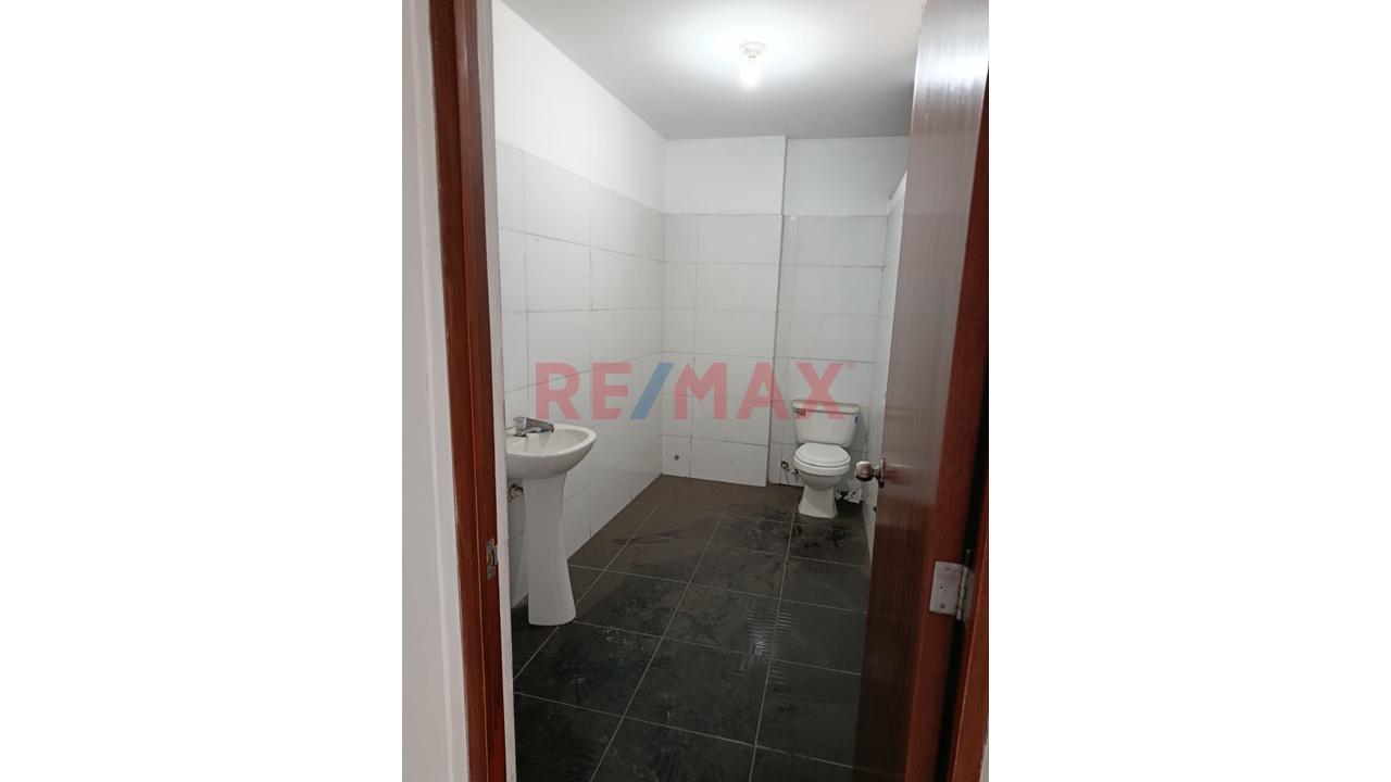 Venta De Local Comercial C0N Una Excelente Ubicacion En Los Olivos - 11
