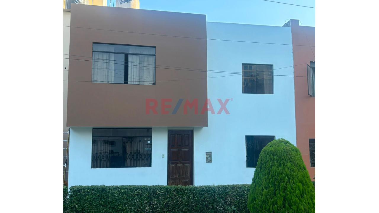 Venta De Casa Frente A Parque En Residencial Albretch - 2