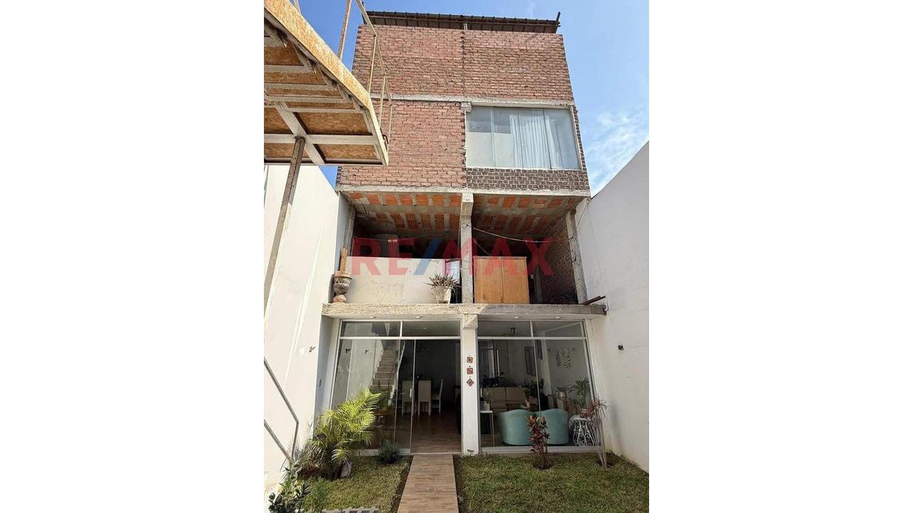 Venta Casa 3 Pisos Urb. Altos Del Valle- Moche - 2