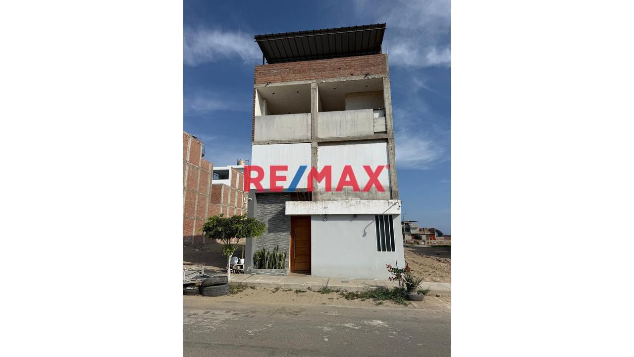 Venta Casa 3 Pisos Urb. Altos Del Valle- Moche - 1