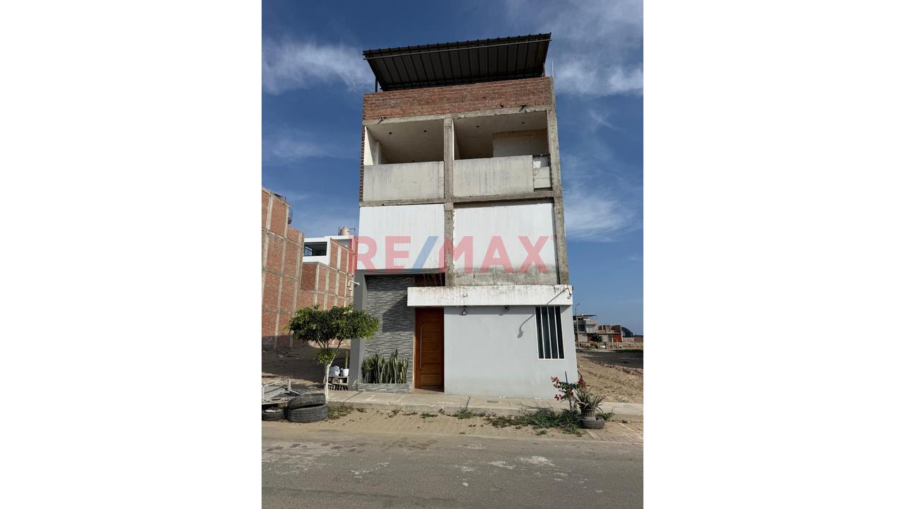Venta Casa 3 Pisos Urb. Altos Del Valle- Moche - 4