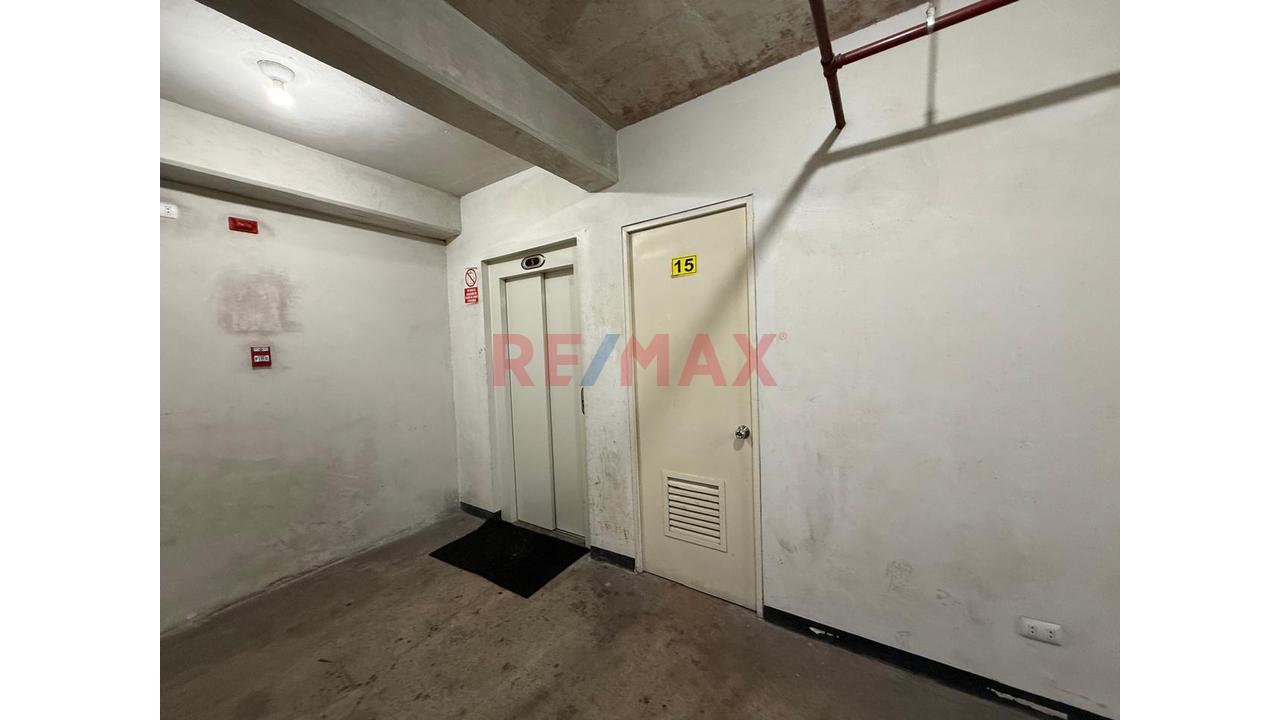 Venta De Departamento En Miraflores A Pasos Del Malecon, Primer Piso Con Terraza — foto 15