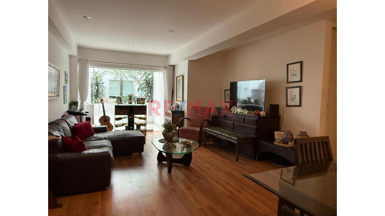Venta De Departamento En Miraflores A Pasos Del Malecon, Primer Piso Con Terraza — foto 5