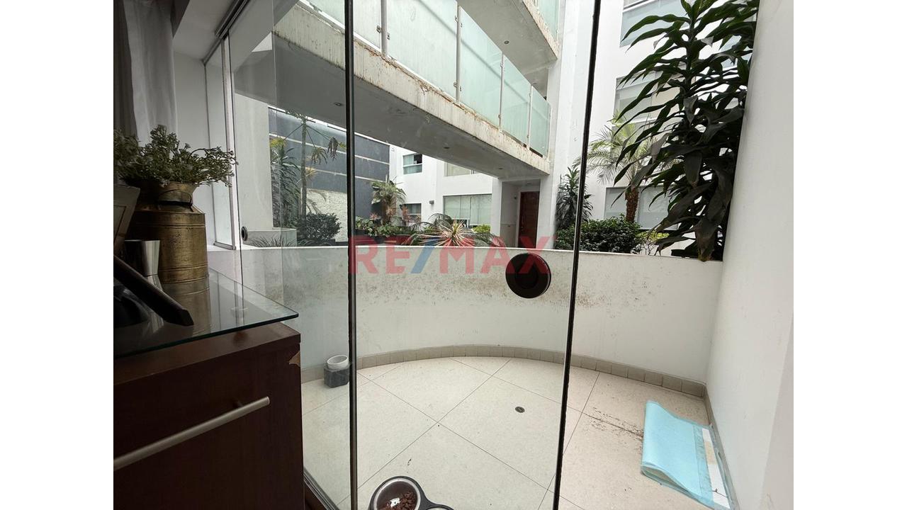 Venta De Departamento En Miraflores A Pasos Del Malecon, Primer Piso Con Terraza — foto 8