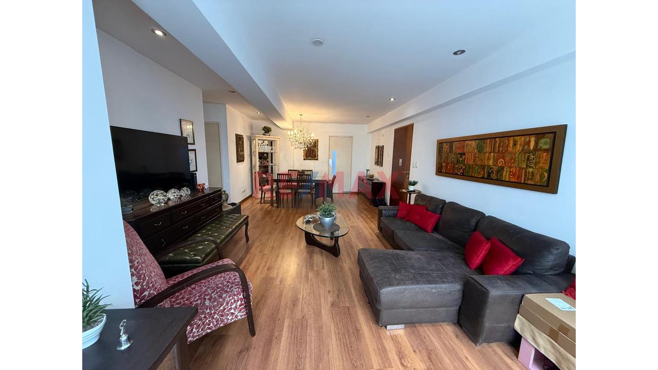 Venta De Departamento En Miraflores A Pasos Del Malecon, Primer Piso Con Terraza — foto 4