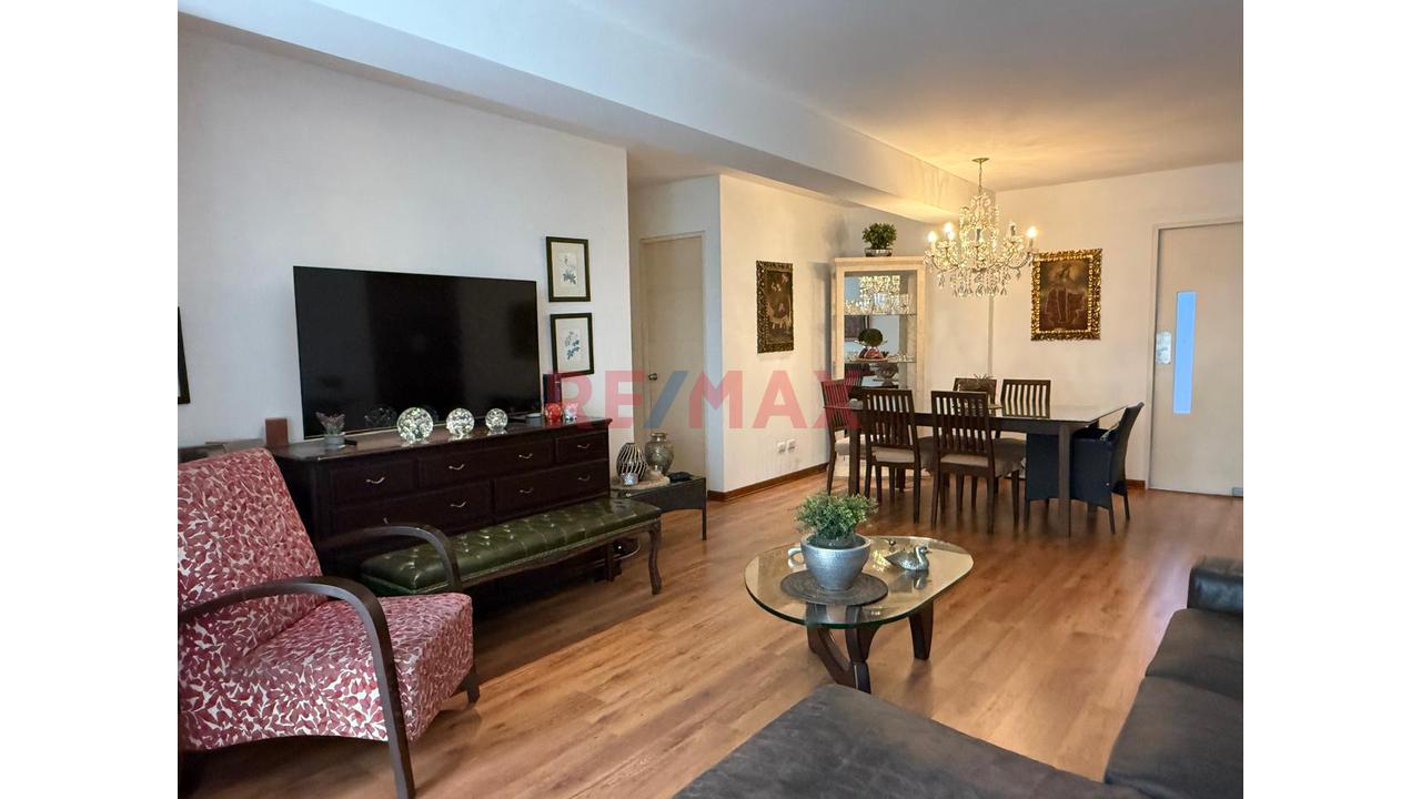 Venta De Departamento En Miraflores A Pasos Del Malecon, Primer Piso Con Terraza — foto 6