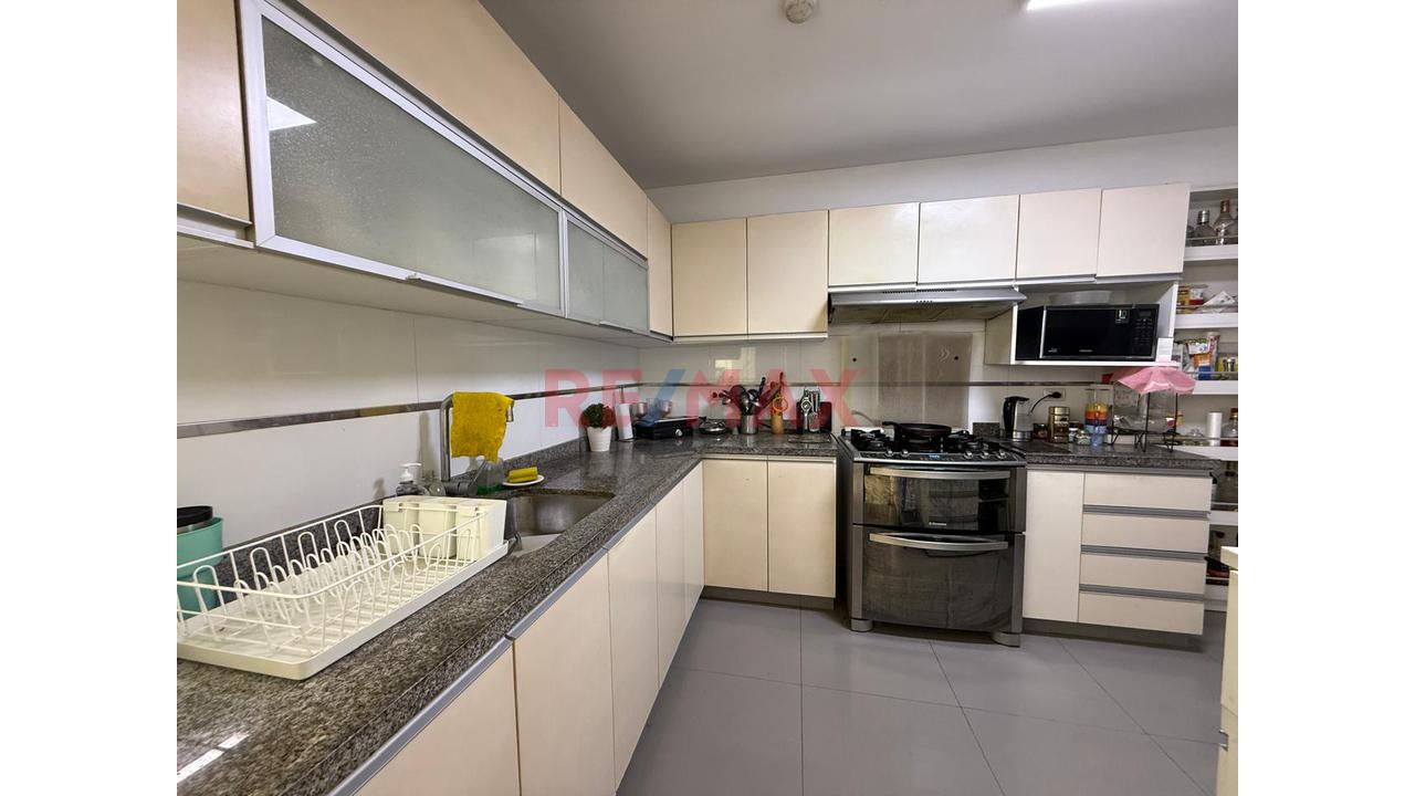Venta De Departamento En Miraflores A Pasos Del Malecon, Primer Piso Con Terraza — foto 10