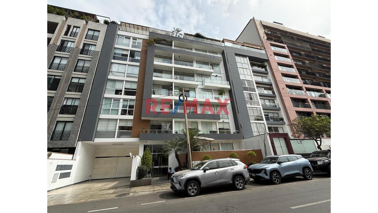 Venta De Departamento En Miraflores A Pasos Del Malecon, Primer Piso Con Terraza