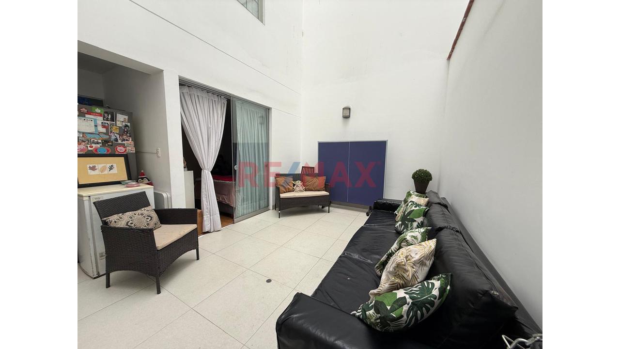 Venta De Departamento En Miraflores A Pasos Del Malecon, Primer Piso Con Terraza — foto 11