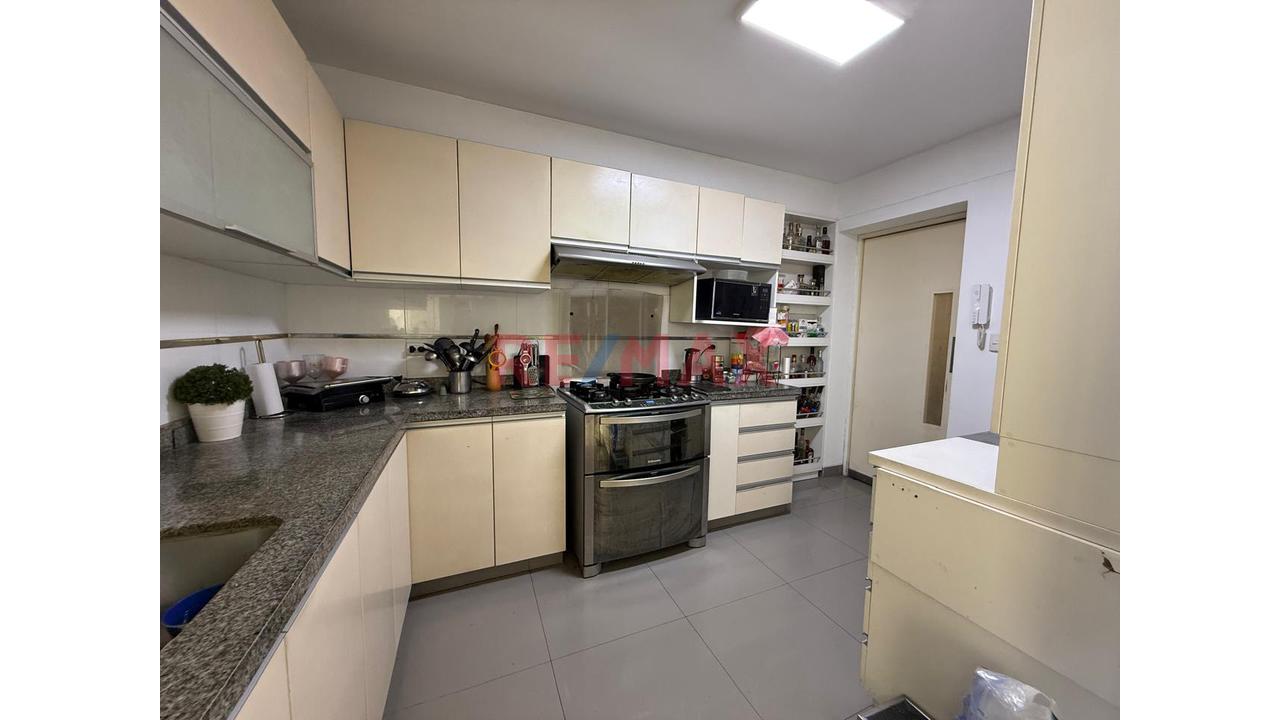 Venta De Departamento En Miraflores A Pasos Del Malecon, Primer Piso Con Terraza — foto 9