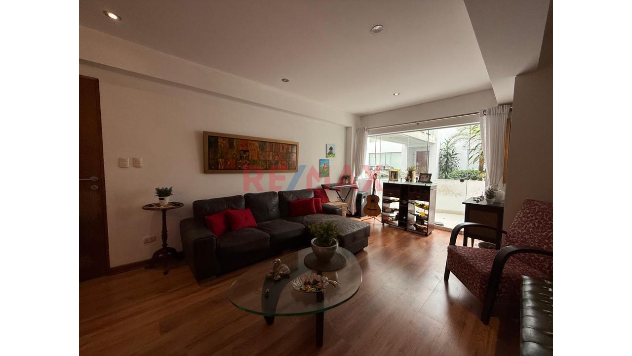 Venta De Departamento En Miraflores A Pasos Del Malecon, Primer Piso Con Terraza — foto 2
