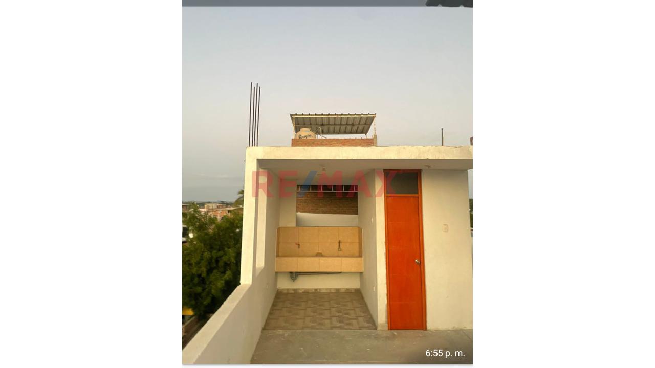 Vendo Bonita Casa De 3 Pisos Mas Azotea De Estreno En Castilla Con Cochera. — foto 2