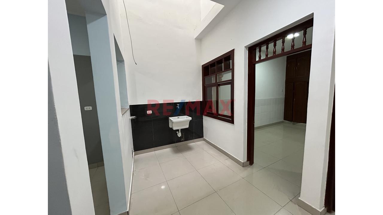Venta De Casa De 4 Niveles En Avenida - 7