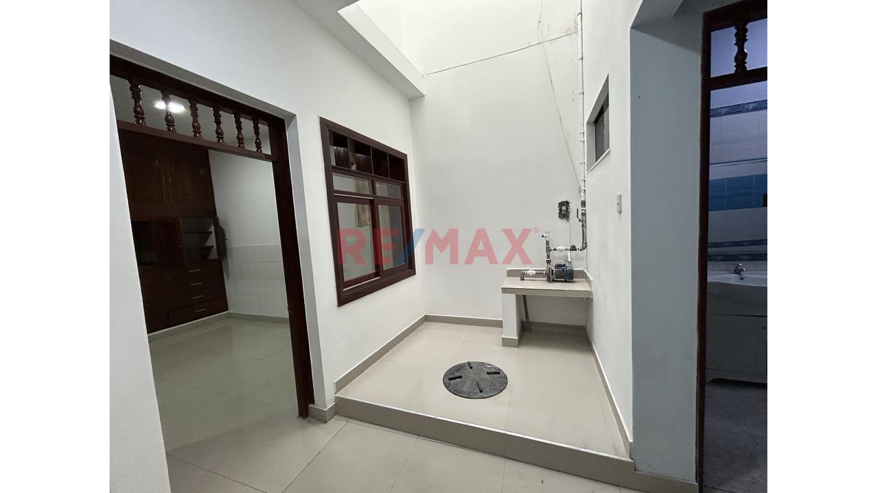 Venta De Casa De 4 Niveles En Avenida - 8