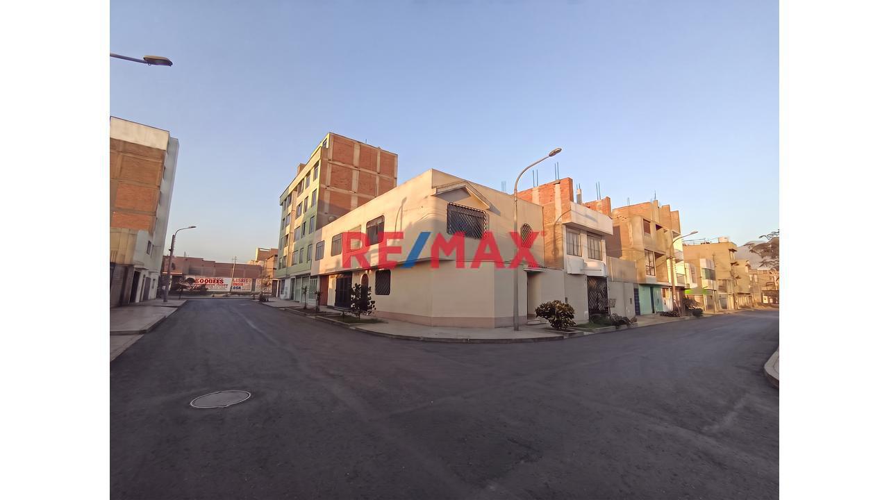 🏠 Se Vende Casa De Dos Pisos En Esquina — Carabayllo