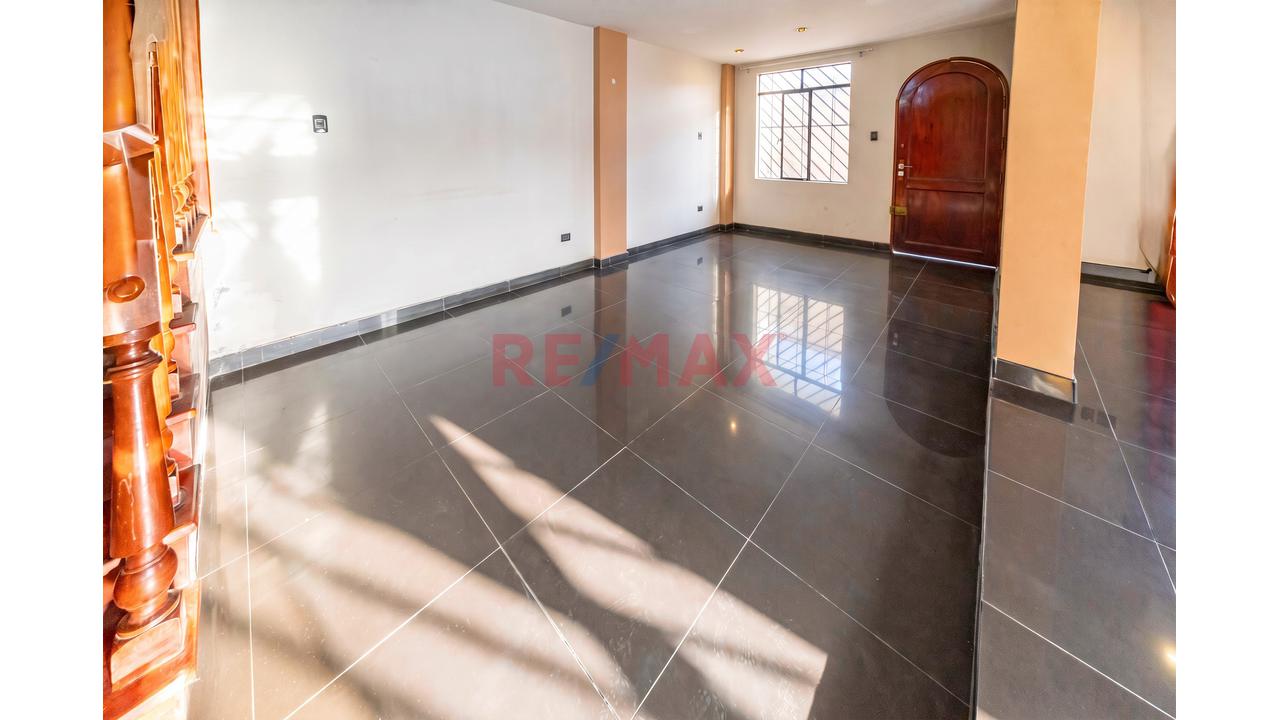 🏠 Se Vende Casa De Dos Pisos En Esquina — Carabayllo — foto 2
