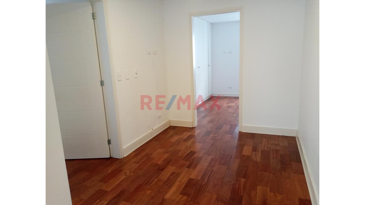 Venta Moderno  Departamento  Como Inversión Frente A Miraflores — foto 9