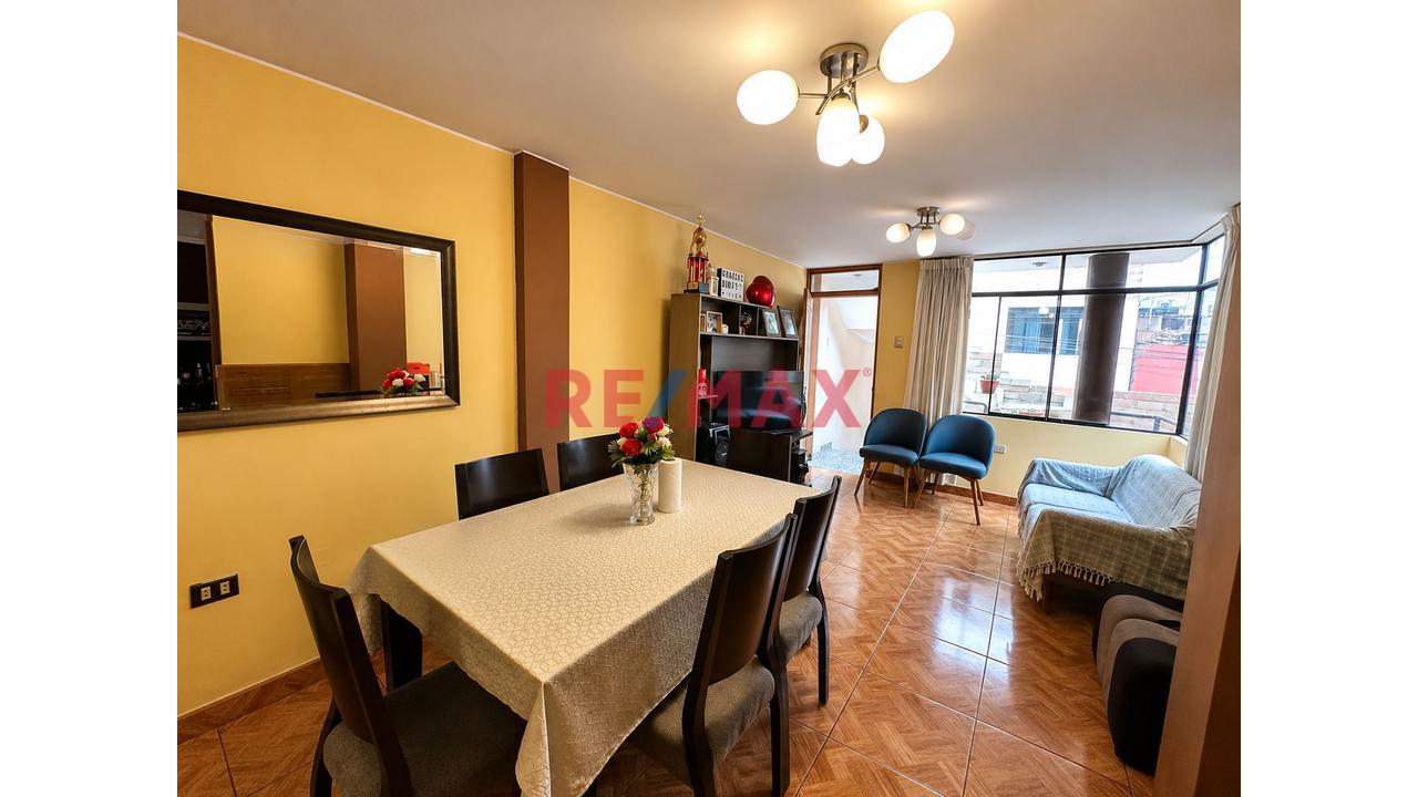 Se Vende Casa De 120 M² Con 2 Departamentos Independientes En San Juan De Lurigancho (Campoy)
