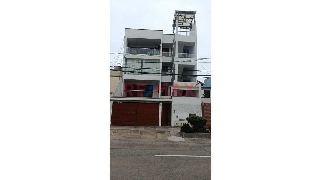 Se Vende Aires Del 4To Piso En Pueblo Libre Frente A Parque. - 1