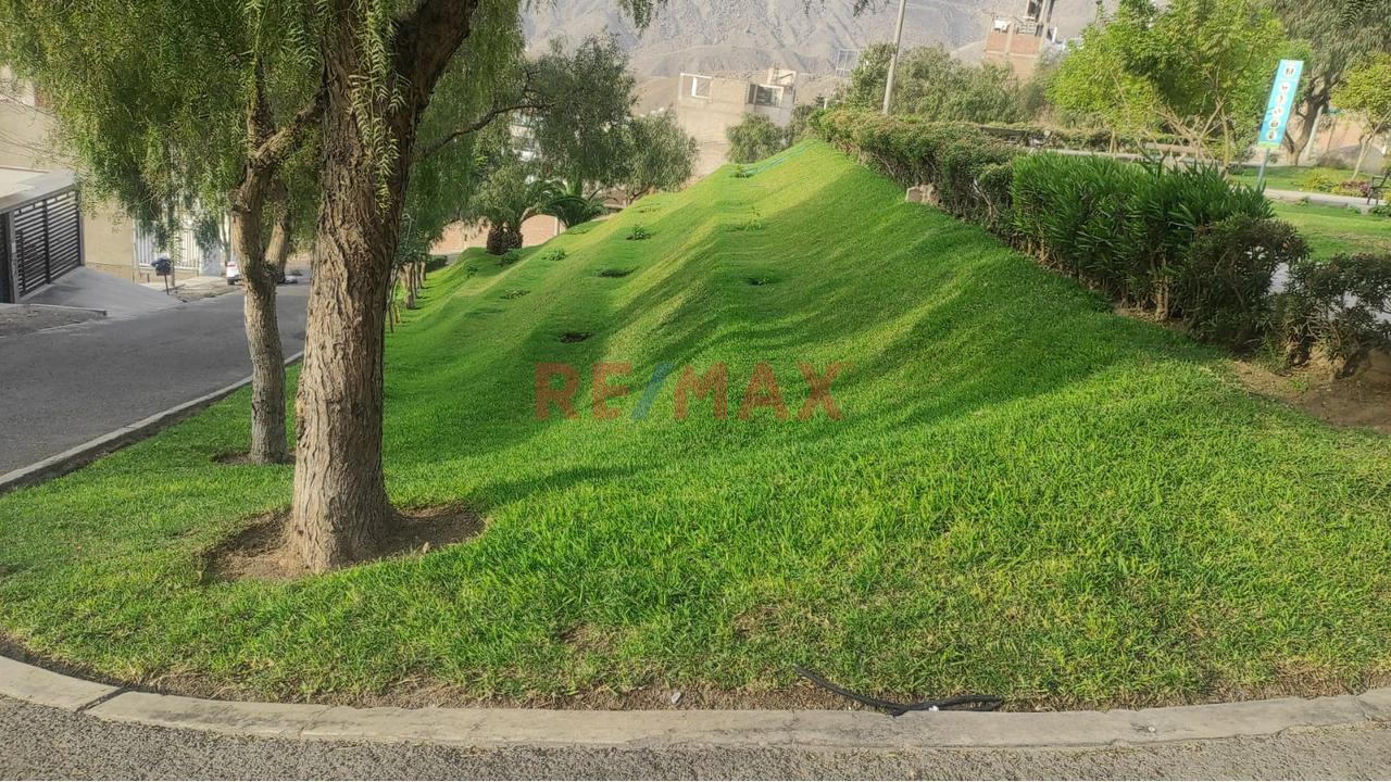 Se Vende Lindo Terreno En Las Praderas                                                   De La Molina                              Parametros Para 3 Pisos Y Terraza - 1