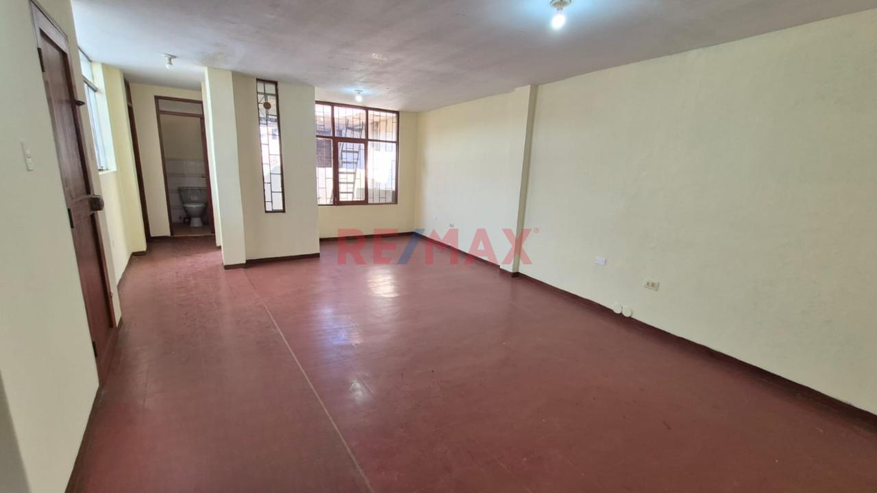 Casa 3 Pisos En Venta Av. Lora Y Lora Chiclayo - 16