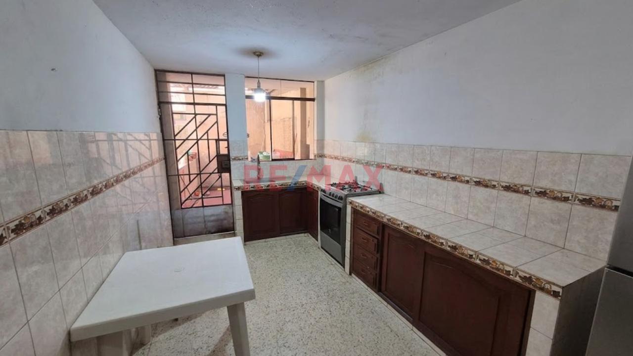 Casa 3 Pisos En Venta Av. Lora Y Lora Chiclayo - 10