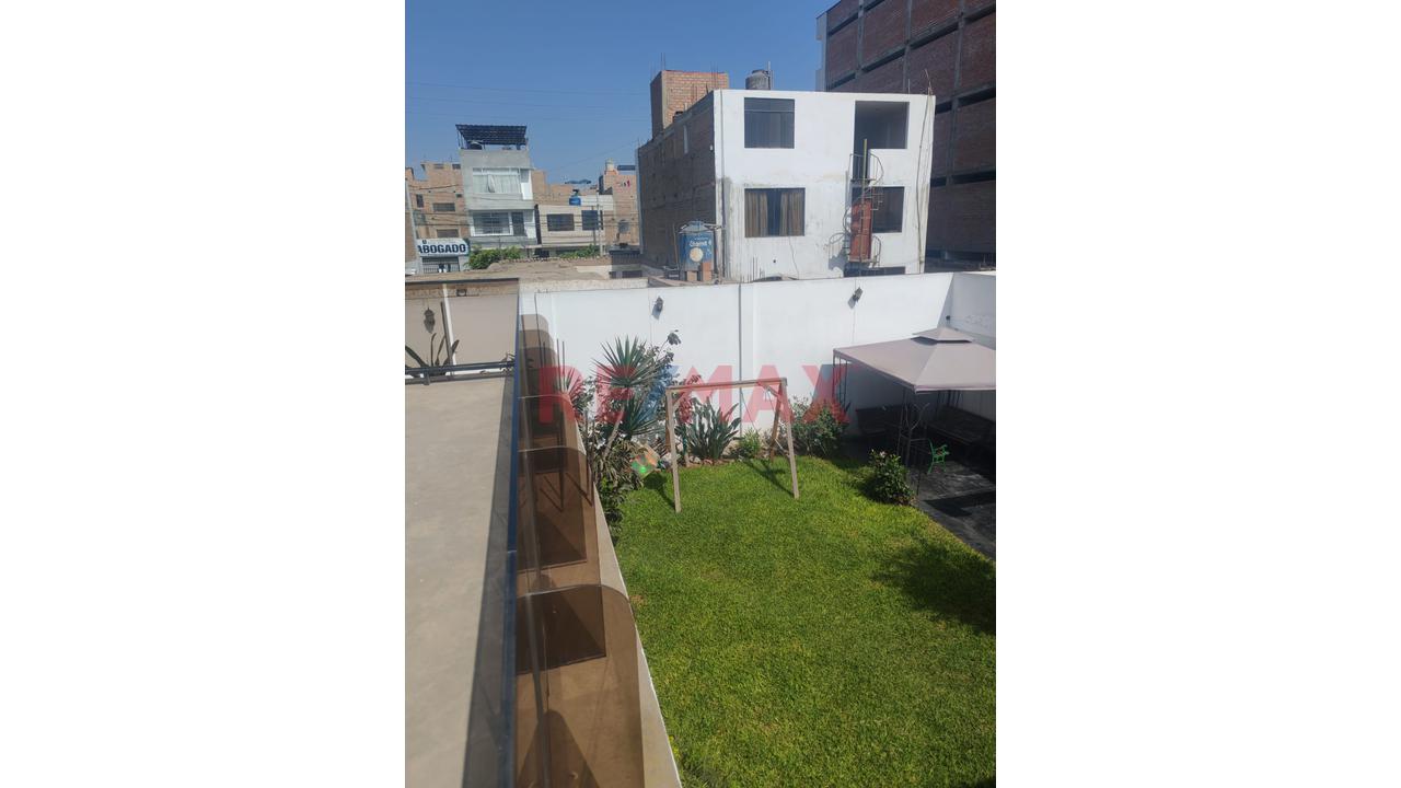 Vendo Exclusiva Residencia De 440 M² En Huaral: Confort En Un Solo Nivel, Amplio Jardín Y Totalmente Amoblada - 20