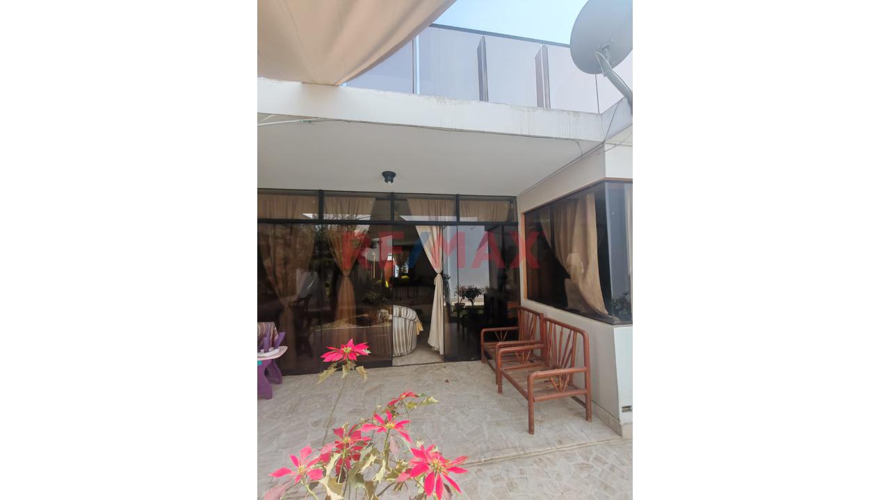 Vendo Exclusiva Residencia De 440 M² En Huaral: Confort En Un Solo Nivel, Amplio Jardín Y Totalmente Amoblada - 11
