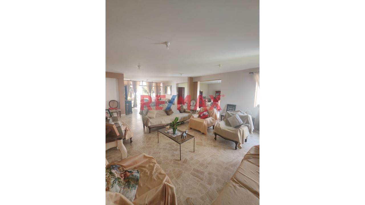Vendo Exclusiva Residencia De 440 M² En Huaral: Confort En Un Solo Nivel, Amplio Jardín Y Totalmente Amoblada