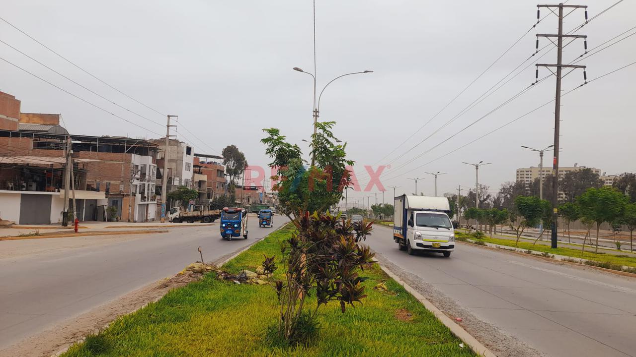 Venta De Local Comercial Como Terreno En Av. El Sol - Villa El Salvador