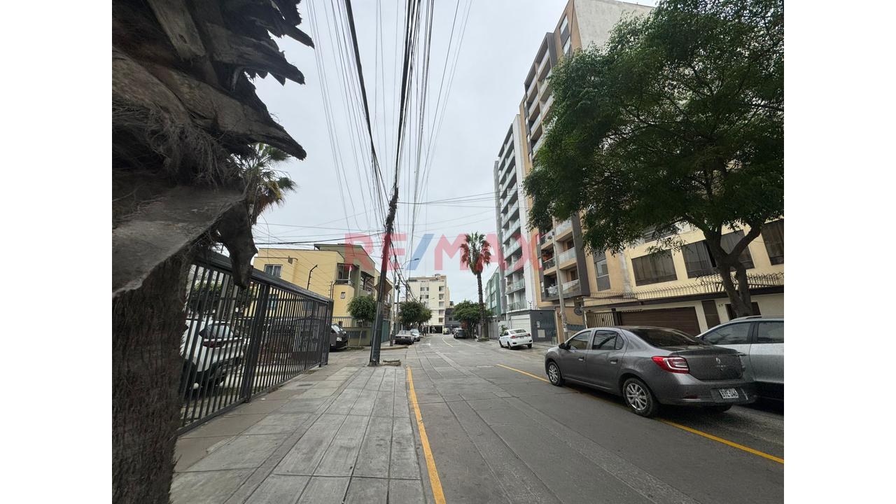 Lindo Departamento Con Cochera En 2Do Piso En Barrio Medico Surquillo — foto 13