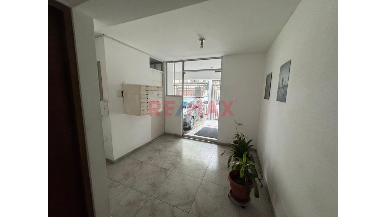 Lindo Departamento Con Cochera En 2Do Piso En Barrio Medico Surquillo — foto 11