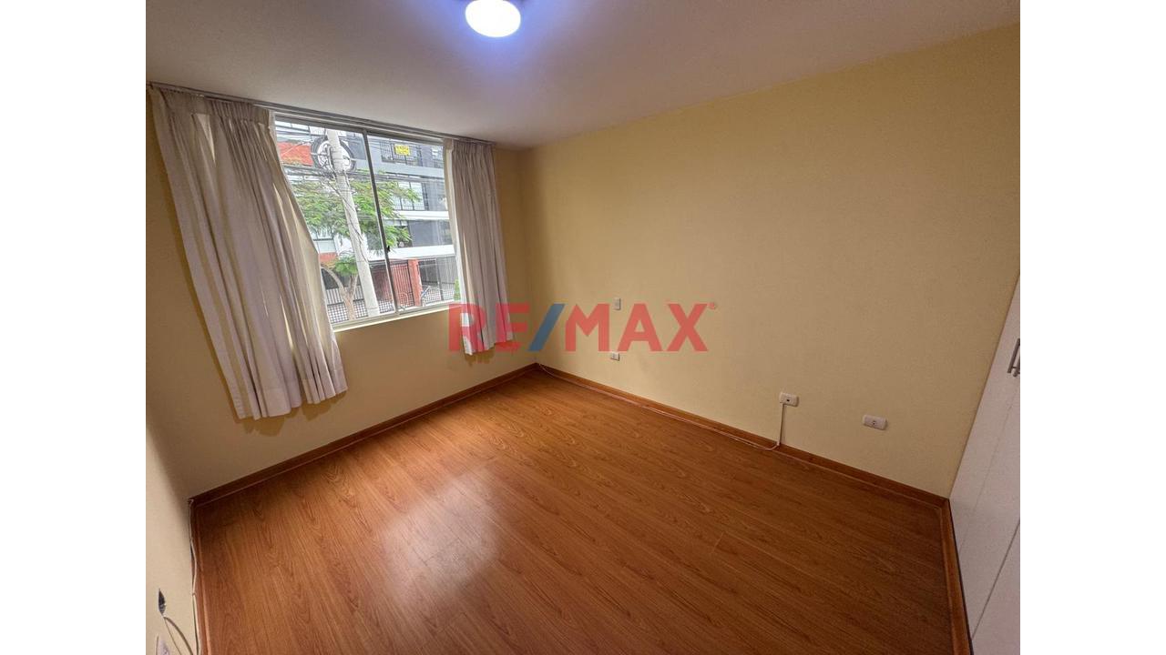 Lindo Departamento Con Cochera En 2Do Piso En Barrio Medico Surquillo — foto 5