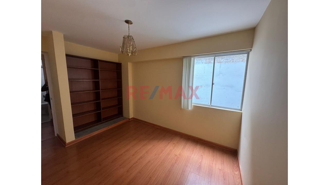 Lindo Departamento Con Cochera En 2Do Piso En Barrio Medico Surquillo — foto 8