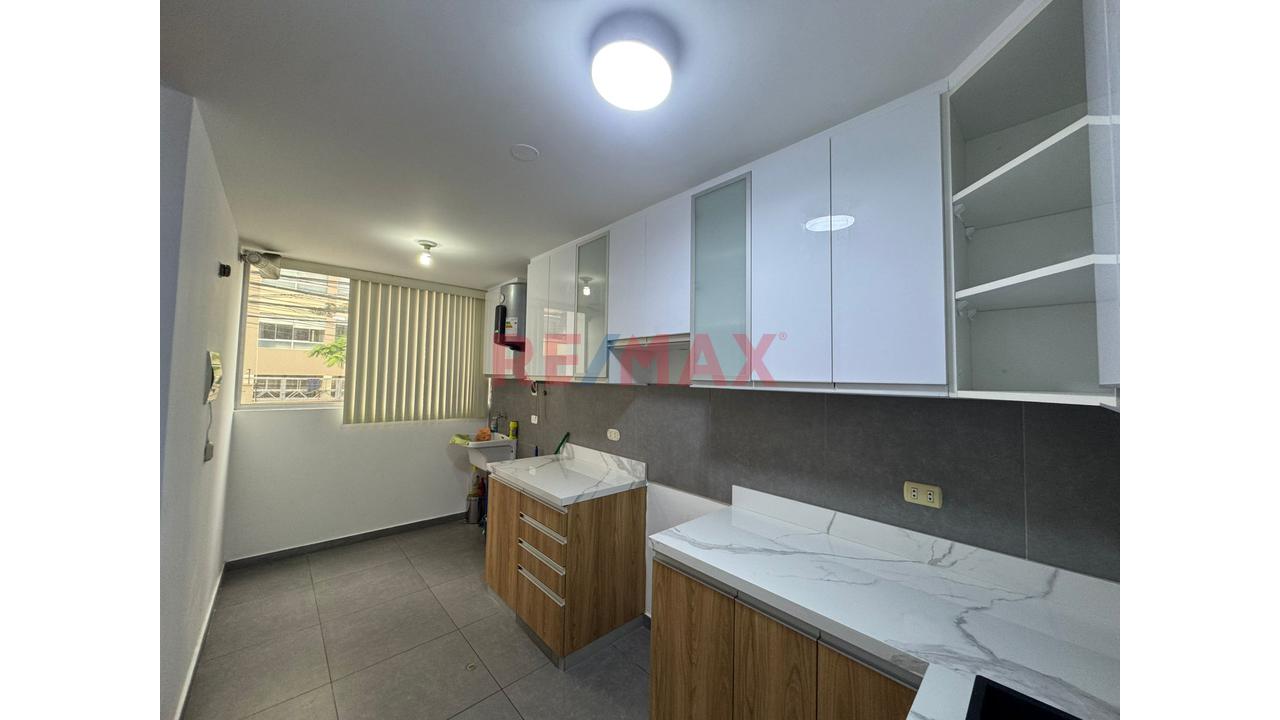 Lindo Departamento Con Cochera En 2Do Piso En Barrio Medico Surquillo — foto 4