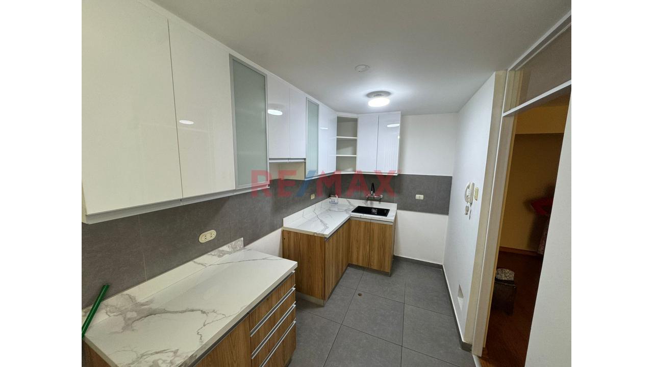 Lindo Departamento Con Cochera En 2Do Piso En Barrio Medico Surquillo — foto 3