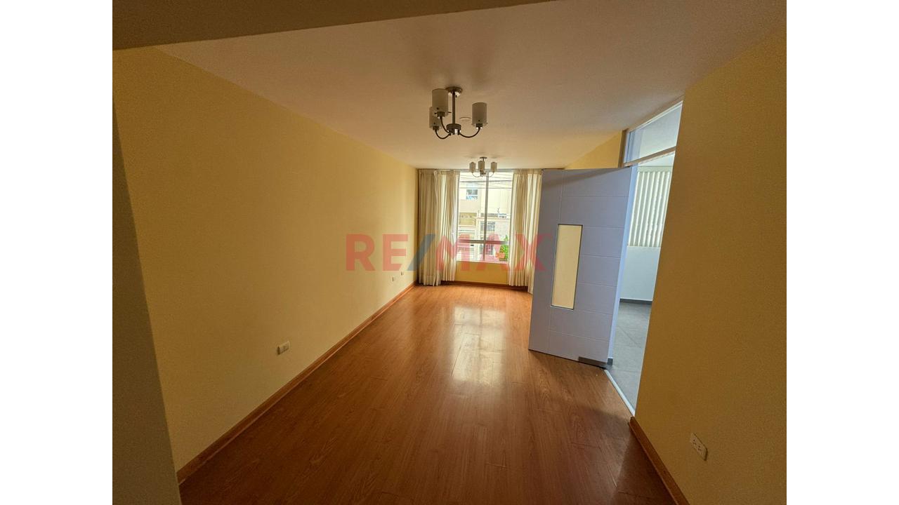 Lindo Departamento Con Cochera En 2Do Piso En Barrio Medico Surquillo — foto 2