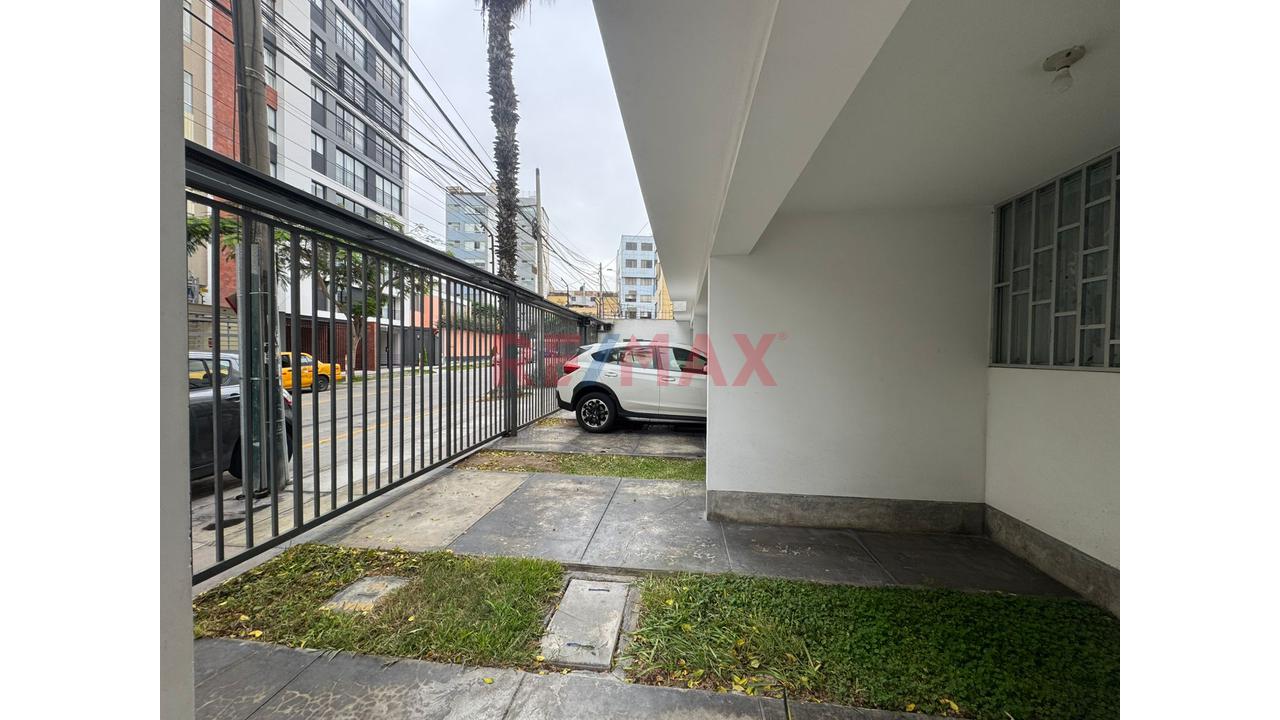 Lindo Departamento Con Cochera En 2Do Piso En Barrio Medico Surquillo — foto 12