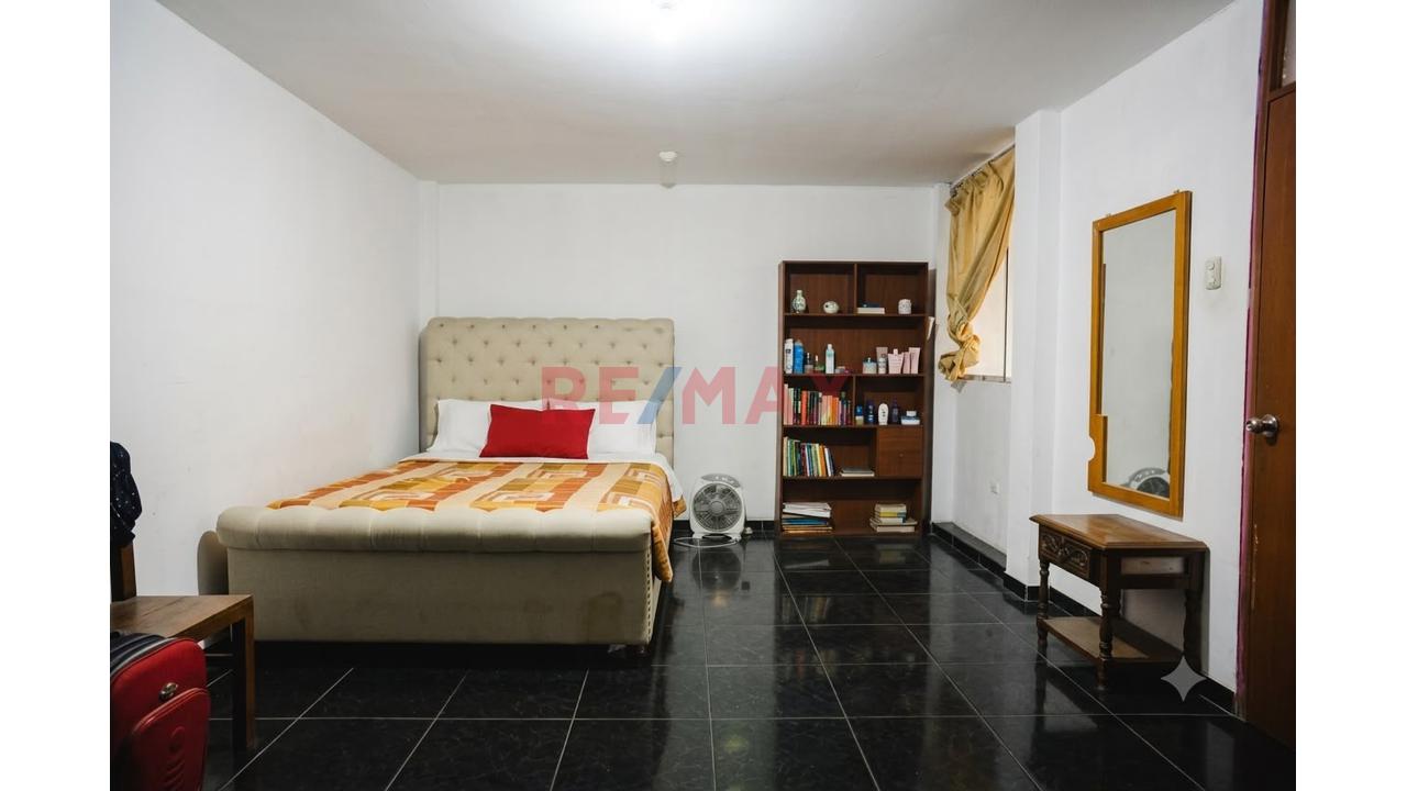 Casa De 3 Pisos En Venta Urb. Rosa De America I - 15