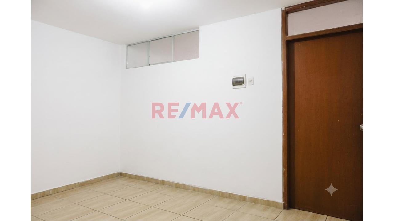 Casa De 3 Pisos En Venta Urb. Rosa De America I - 11